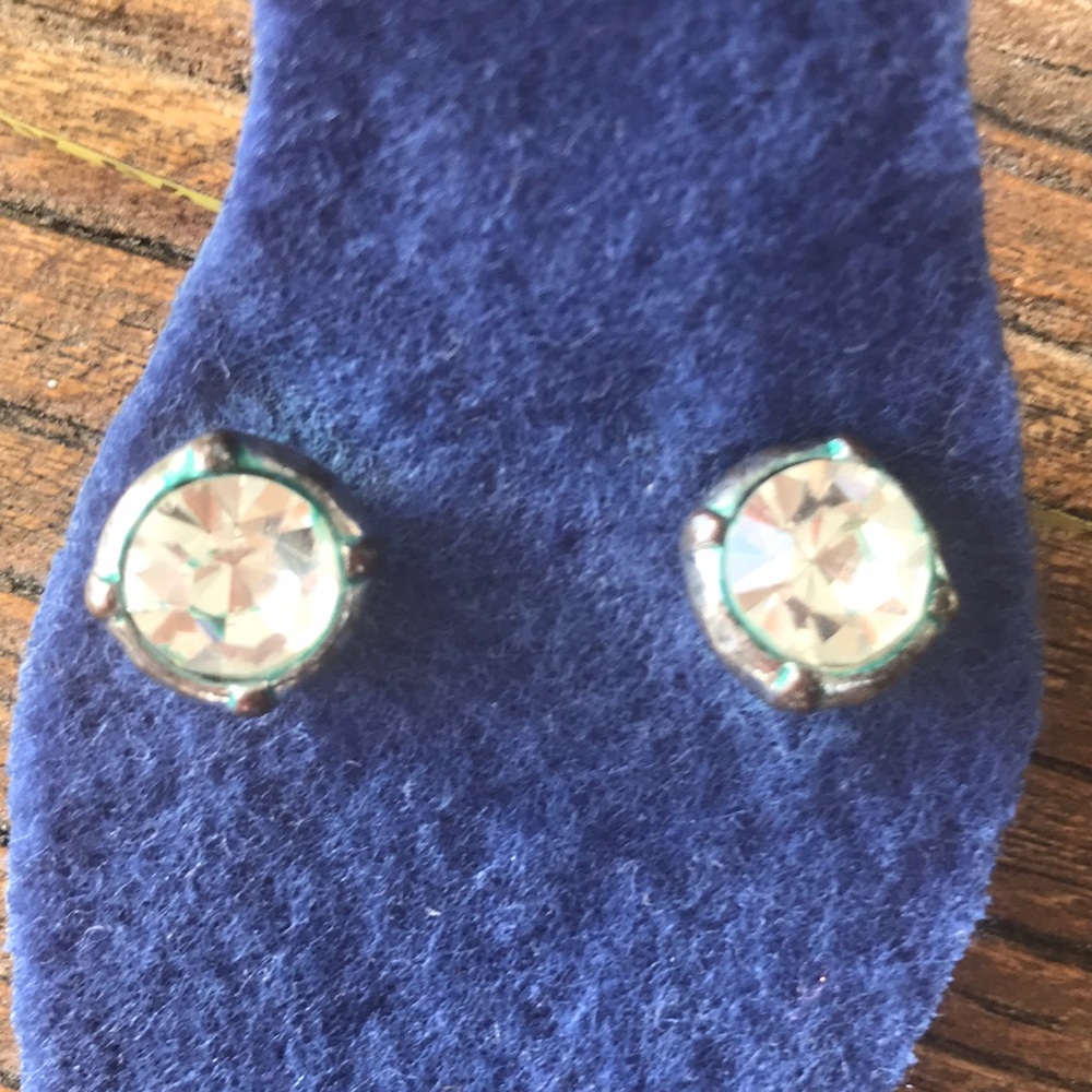 Brilliant crystal studs - Picture 8 of 8